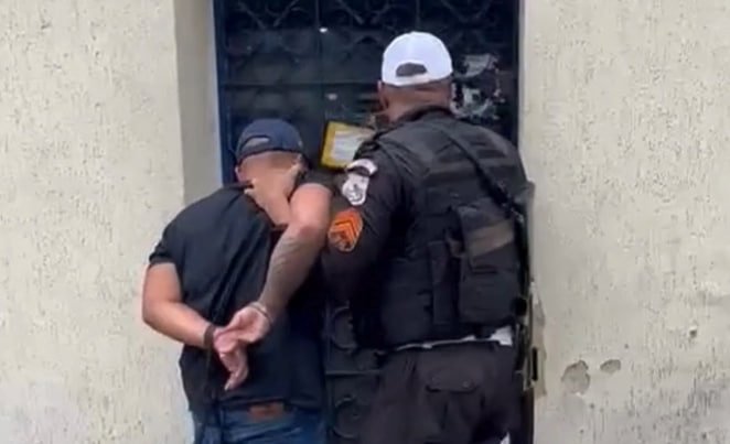 PM de folga reage a assalto, troca tiros e frustra roubo de carga na RJ-106, em São Gonçalo